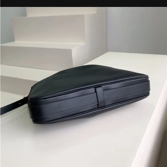 Elegant Black Leather Handbag - Picture 12 of 16